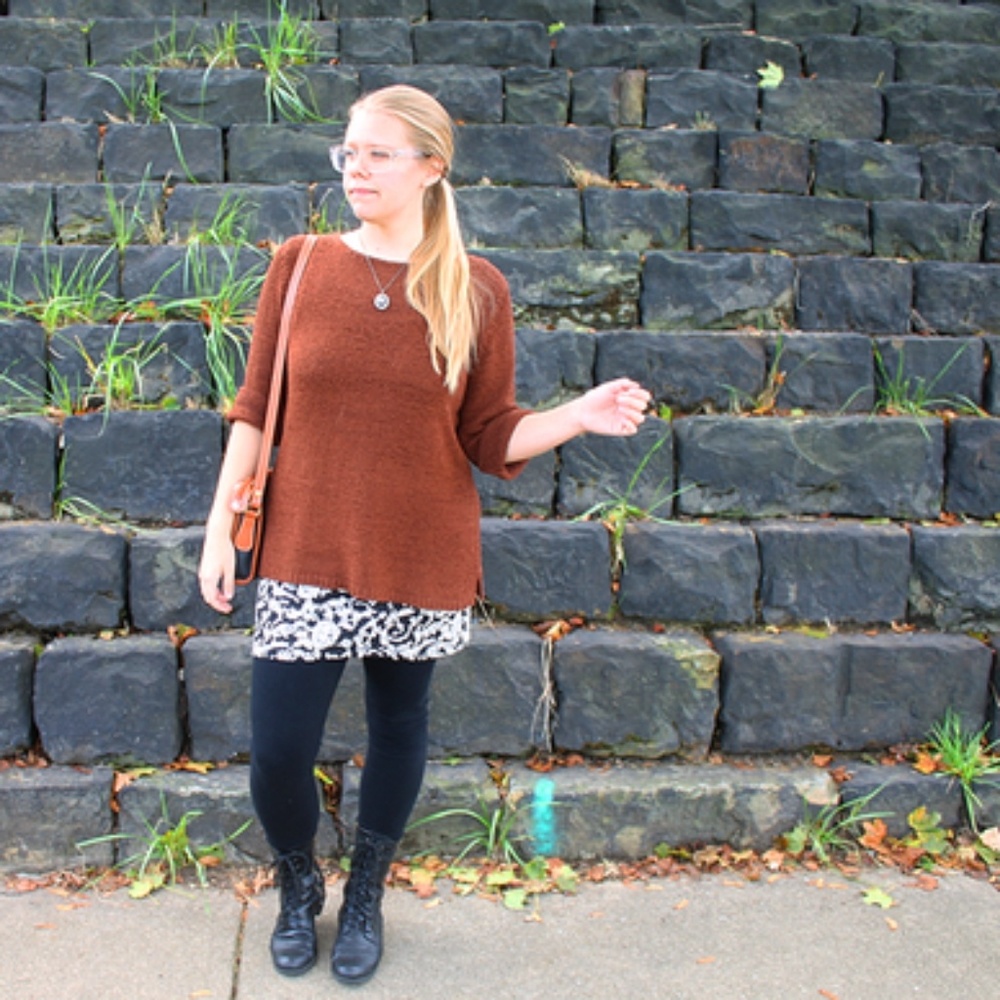 Outfit knit chocolate sweater and baroque skirt